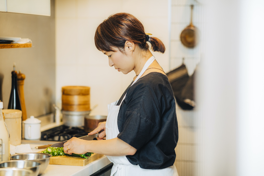 お料理をする料理研究家の植松良枝さん