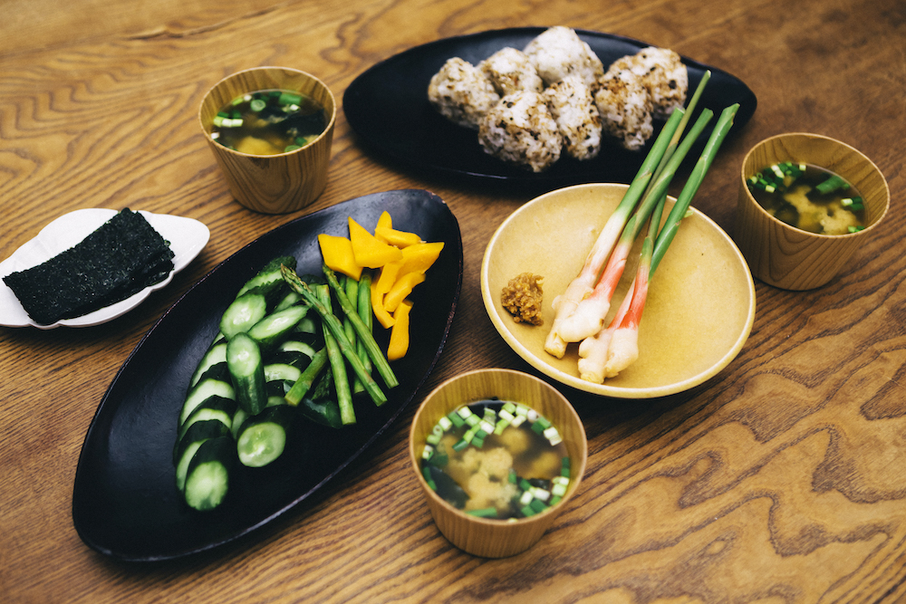 朝ごはん和食おにぎりお味噌汁