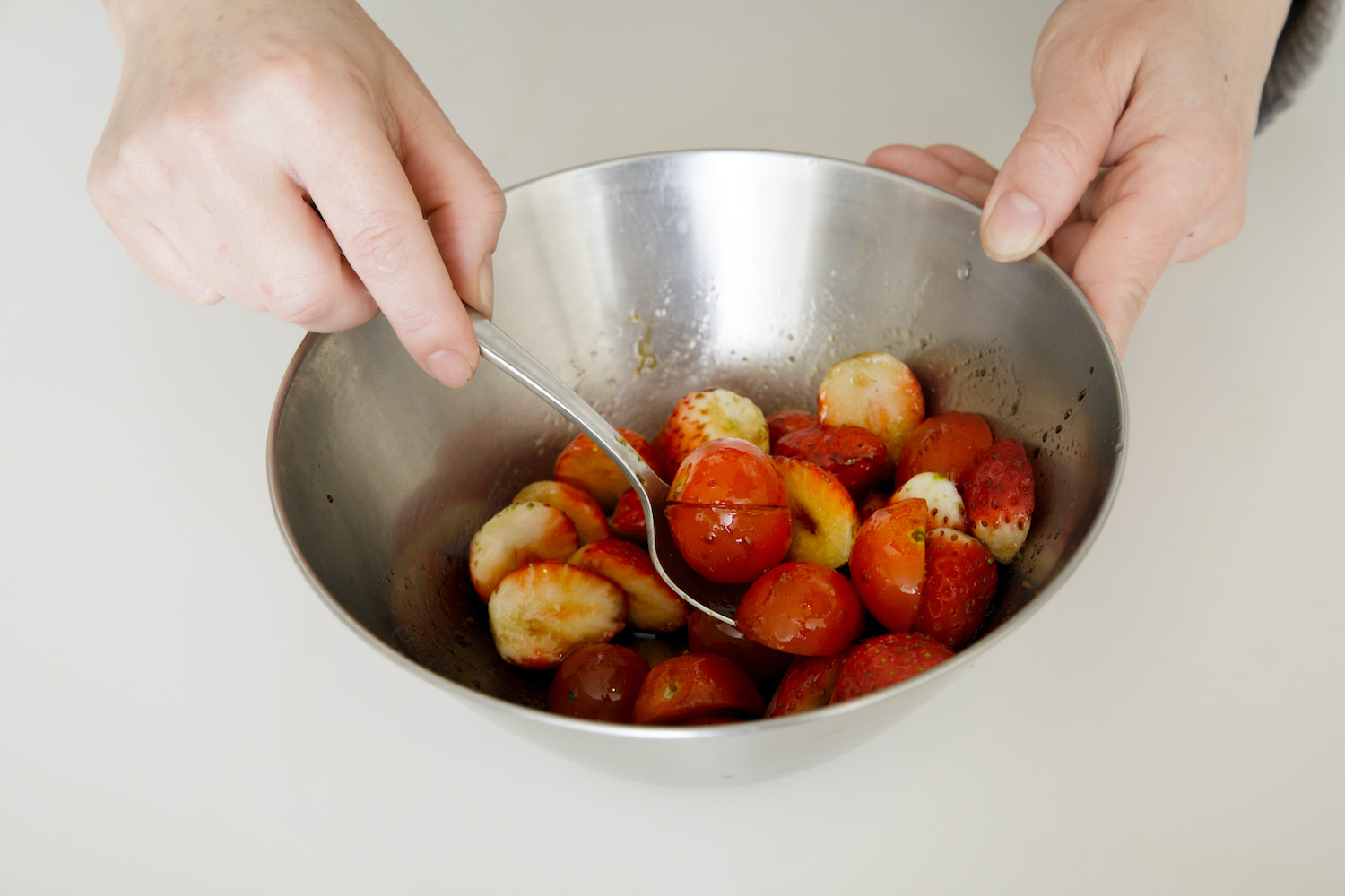 いちごとトマトと調味料を混ぜている