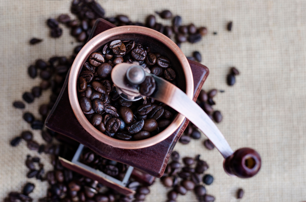 豆が入ったコーヒーミル