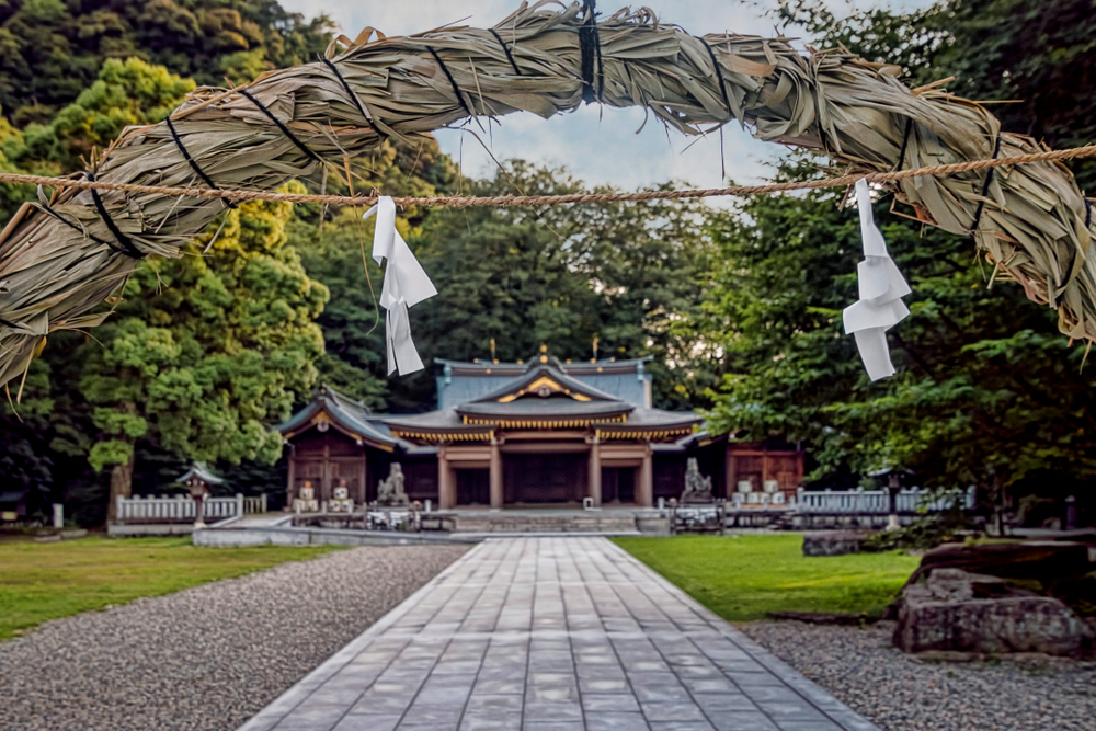 茅の輪から見える神社