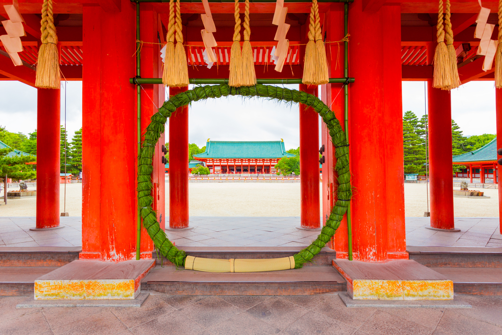 神社の入口に設置された茅の輪