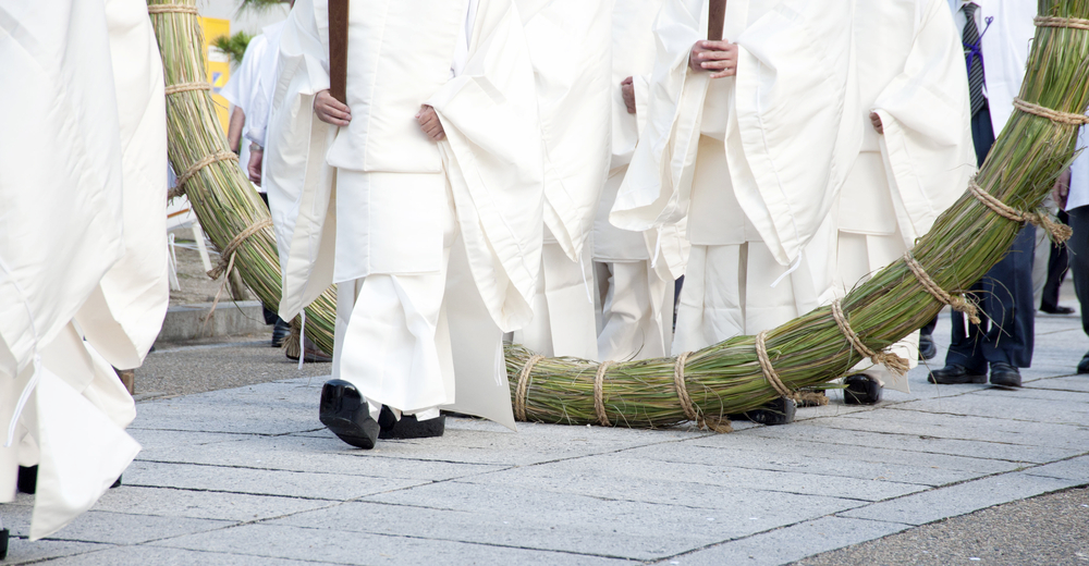 茅の輪くぐりと神主