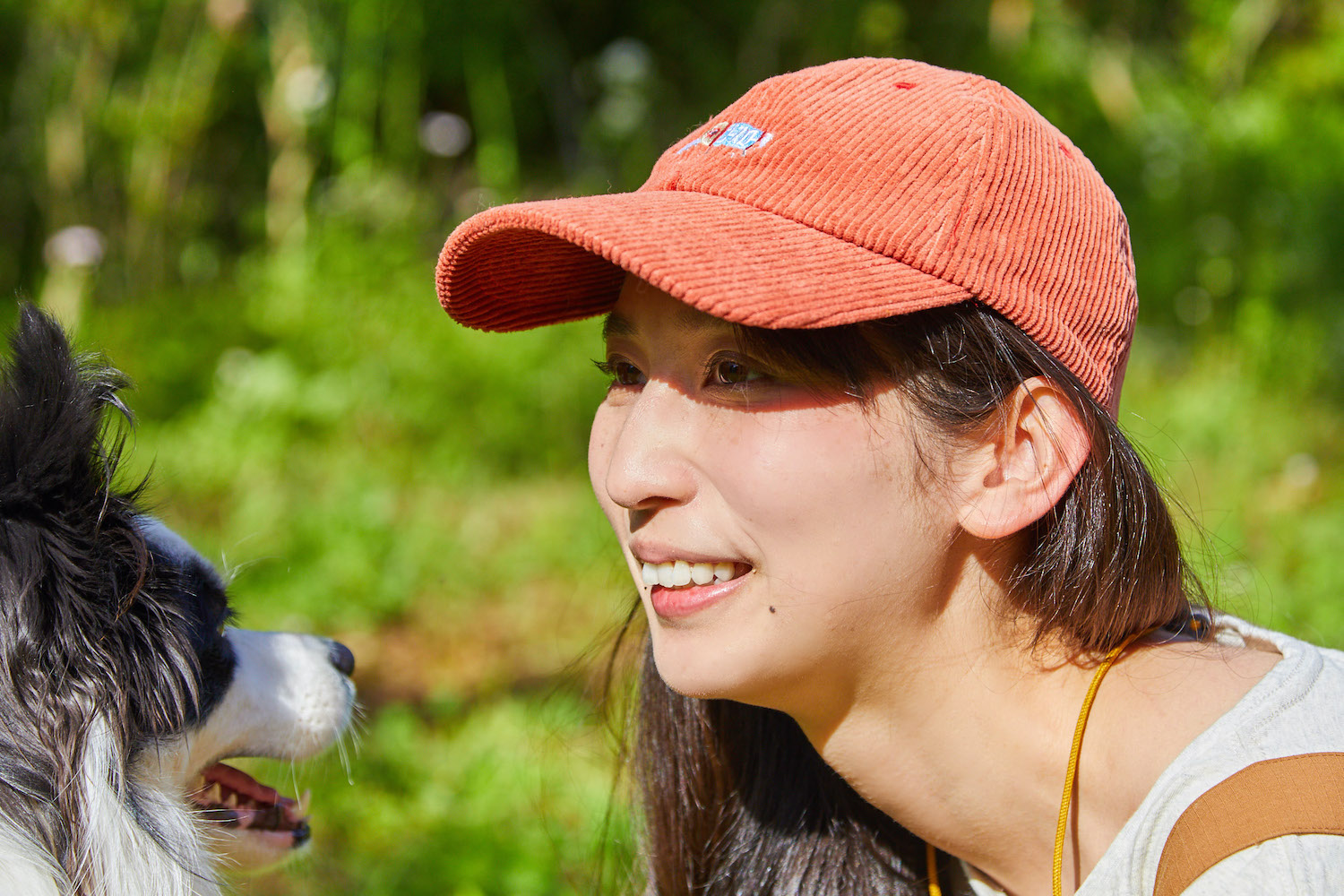 森風美さんとうどんちゃんの横顔