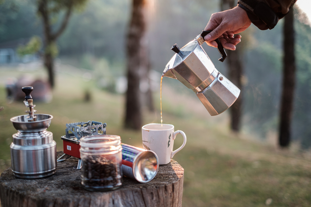 エスプレッソメーカーから注がれるコーヒー