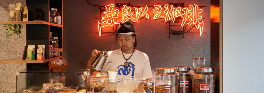 ARiSE COFFEE PATTANAでコーヒーを入れる男性