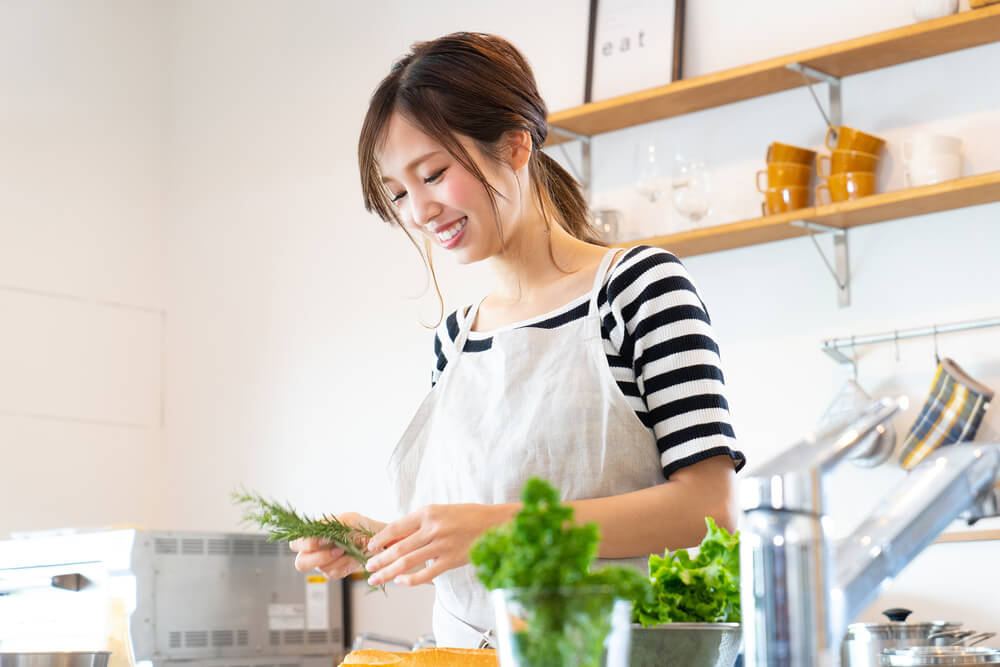 キッチンで料理をする女性