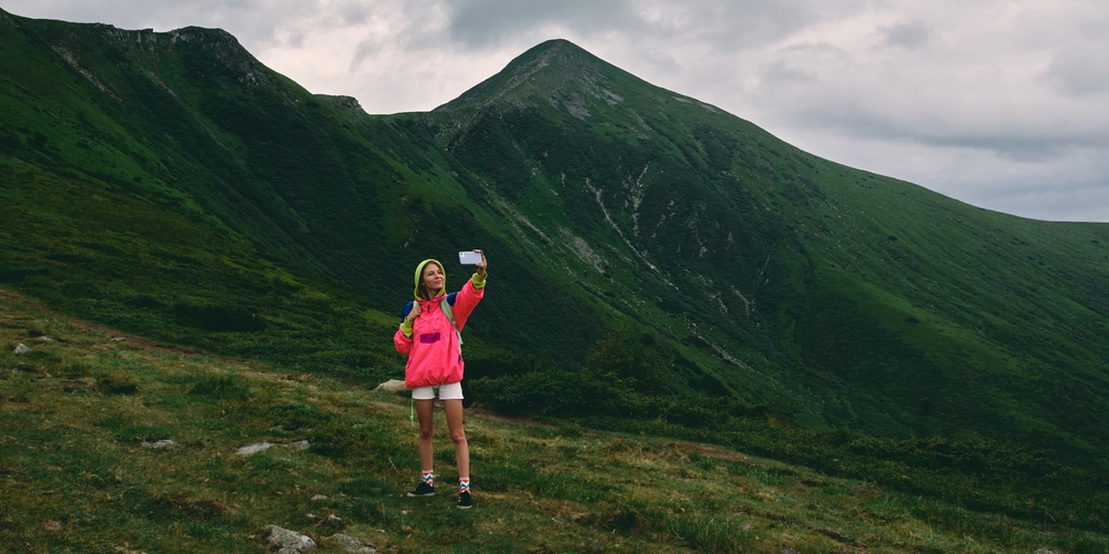 女性と山