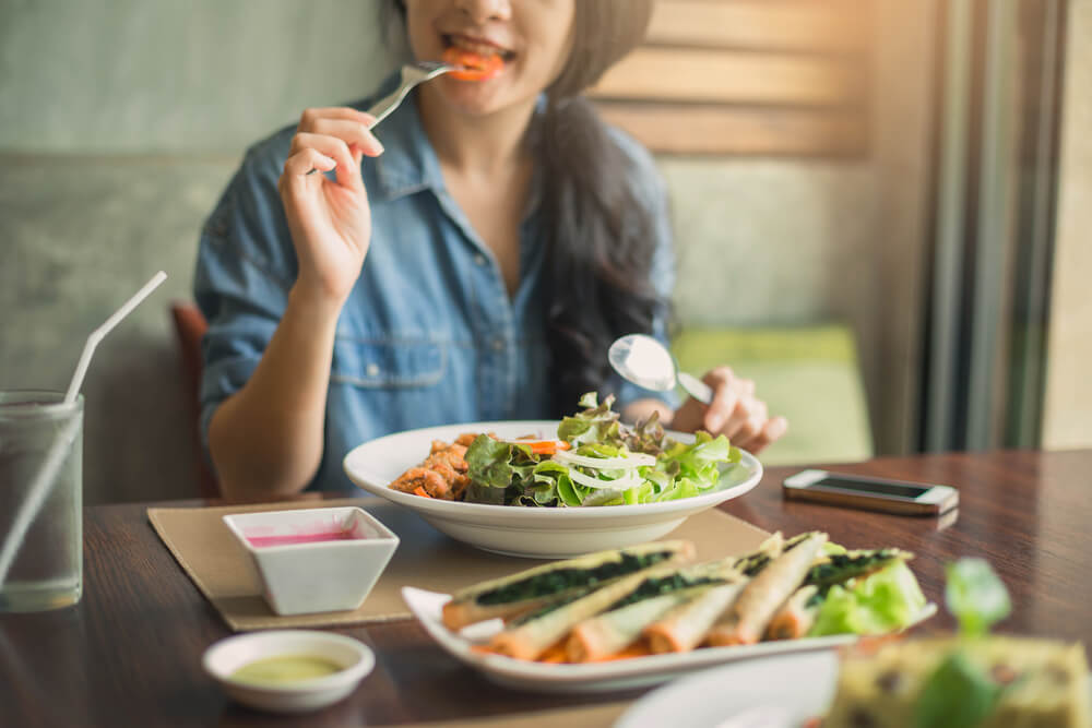 サラダを食べる女性