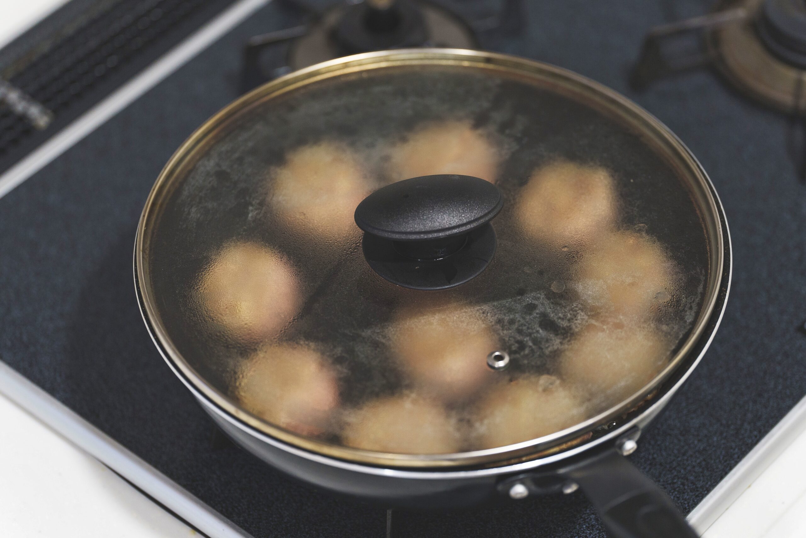 フライパンで加熱される肉団子