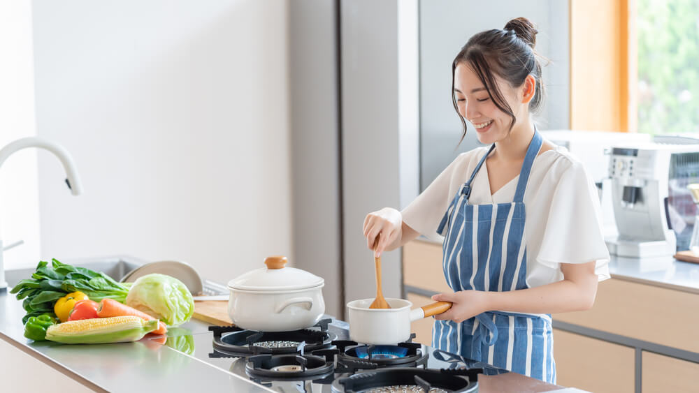 キッチンで料理をする女性