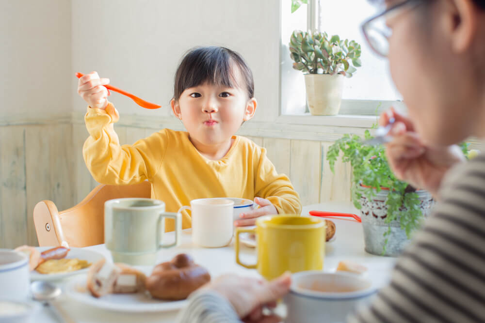 笑顔で食事をする子ども