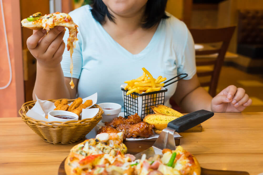 ピサを食べようとする女性