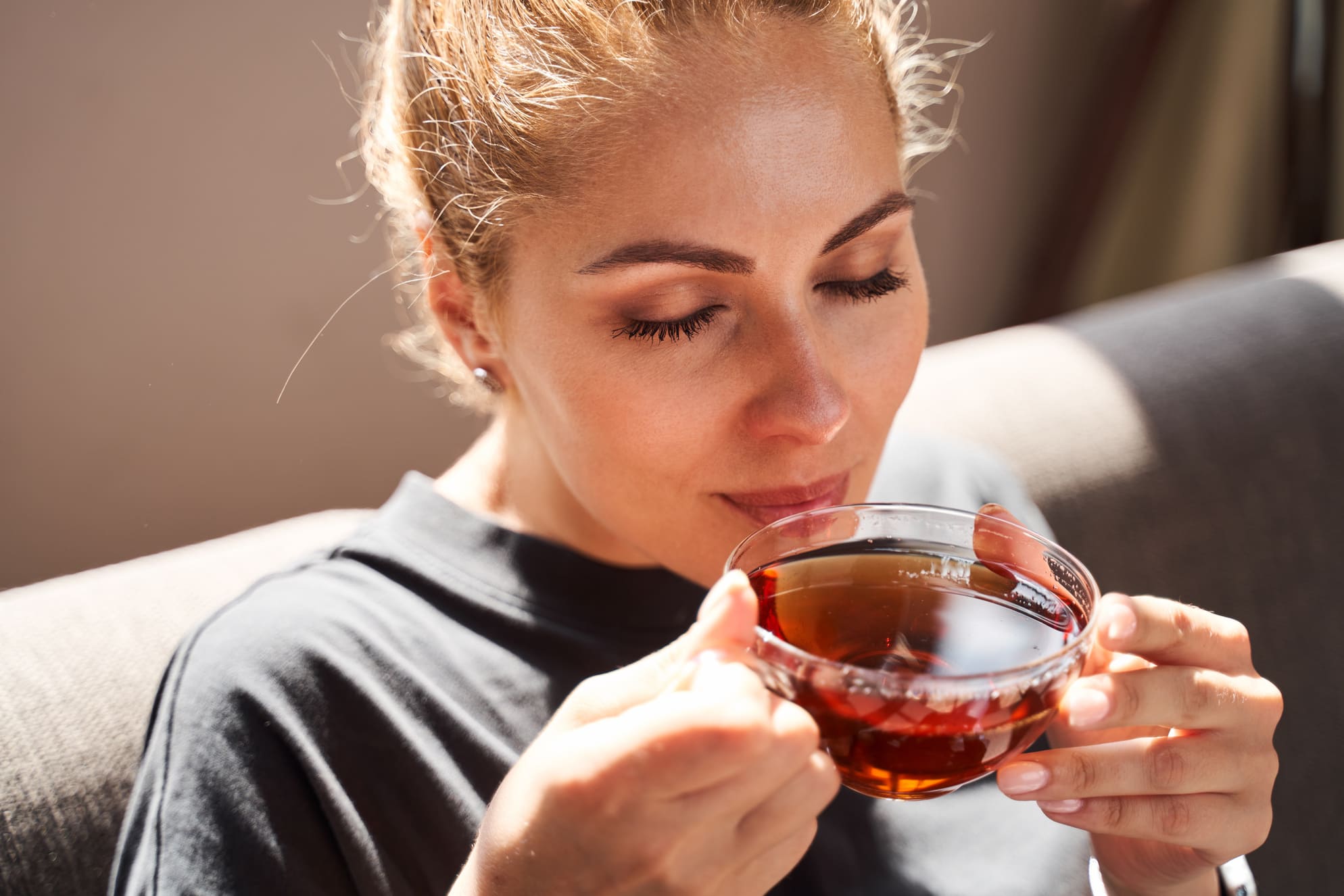 紅茶を飲む女性