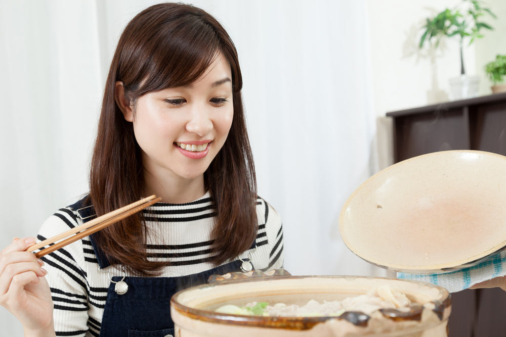 箸を持つ女性