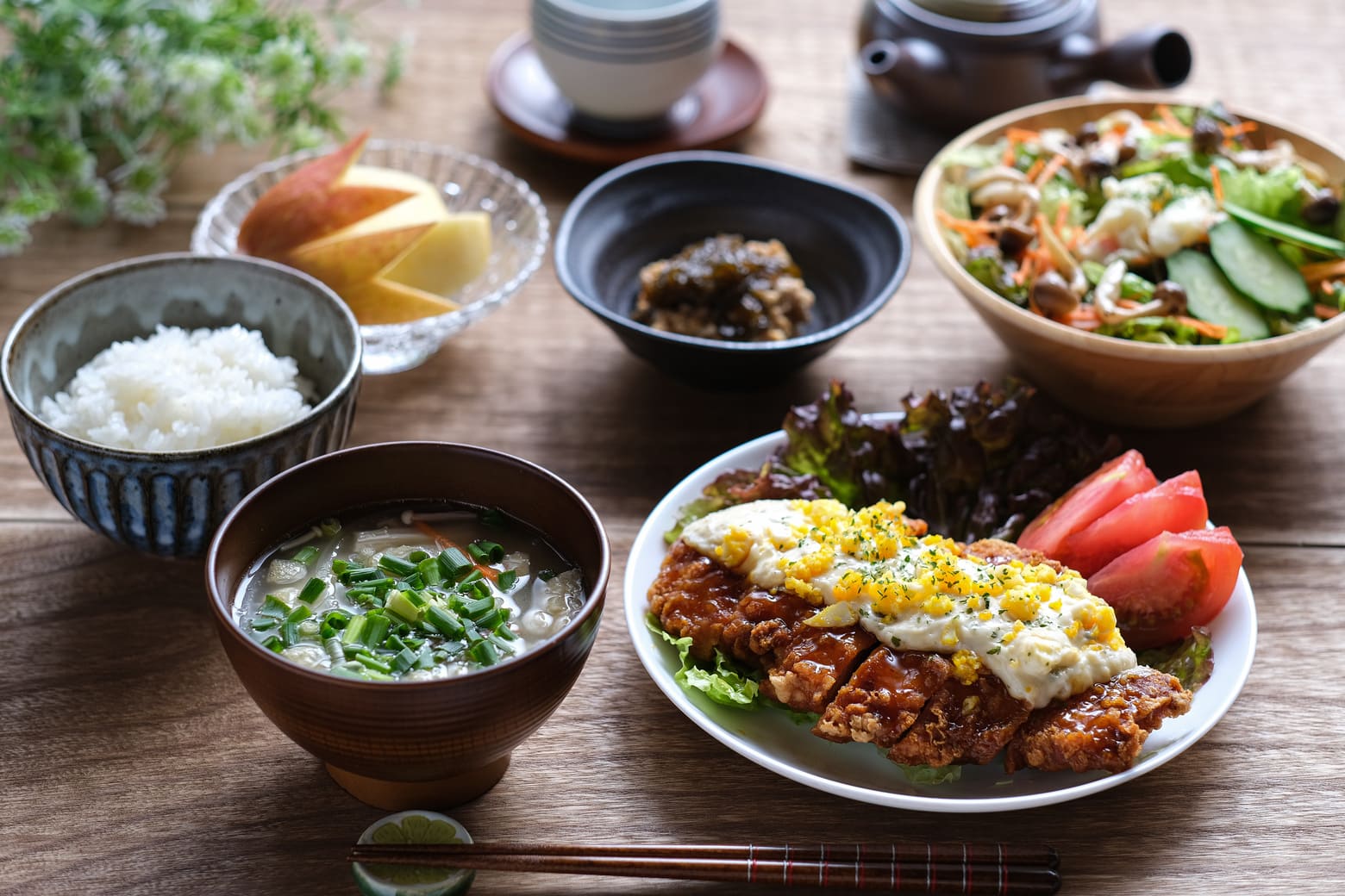 食卓に並んだ料理