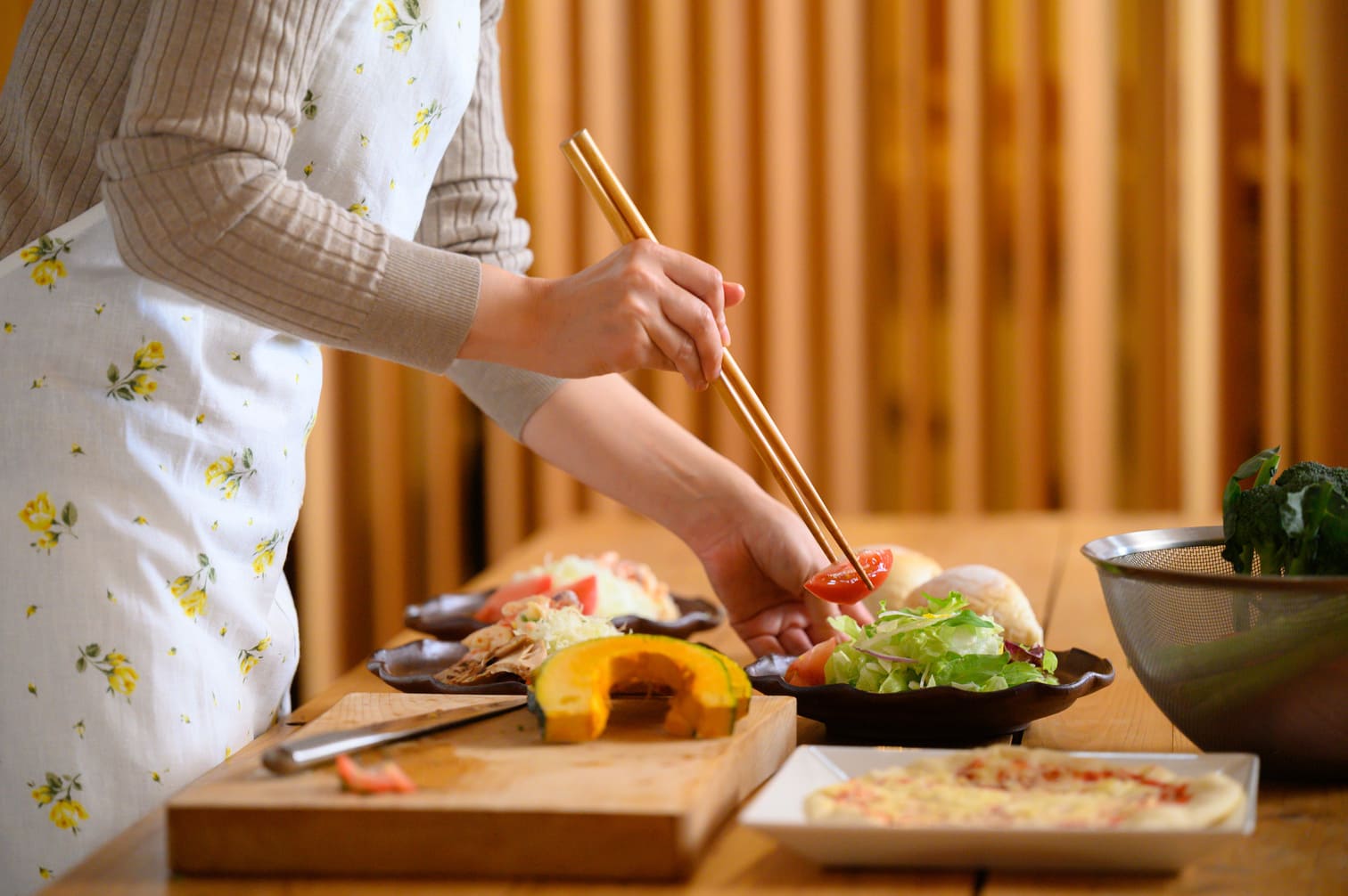 料理をする女性