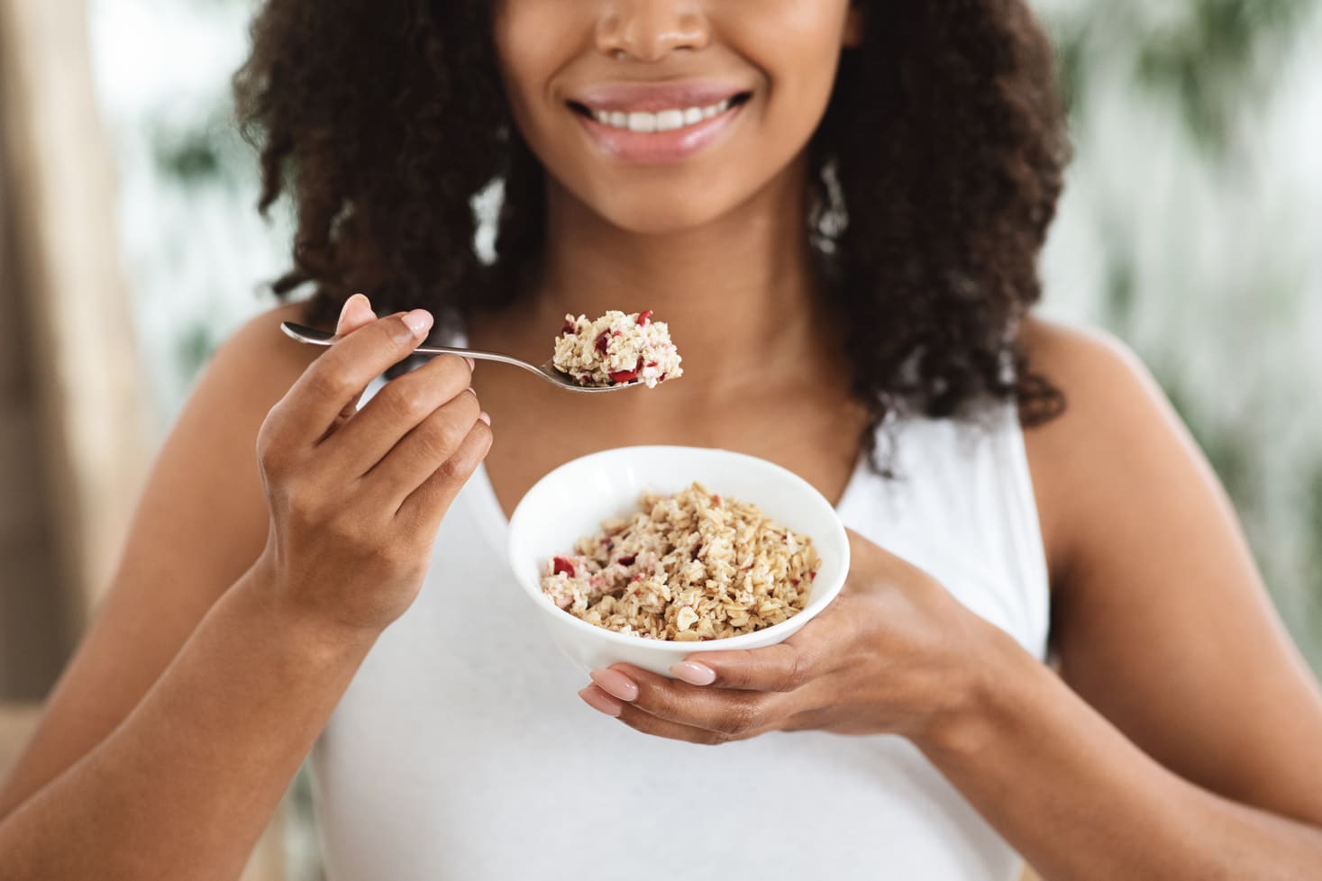 オートミールを食べる女性