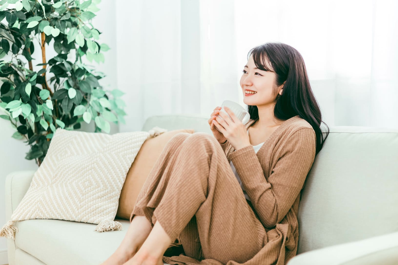 甘酒を飲む女性