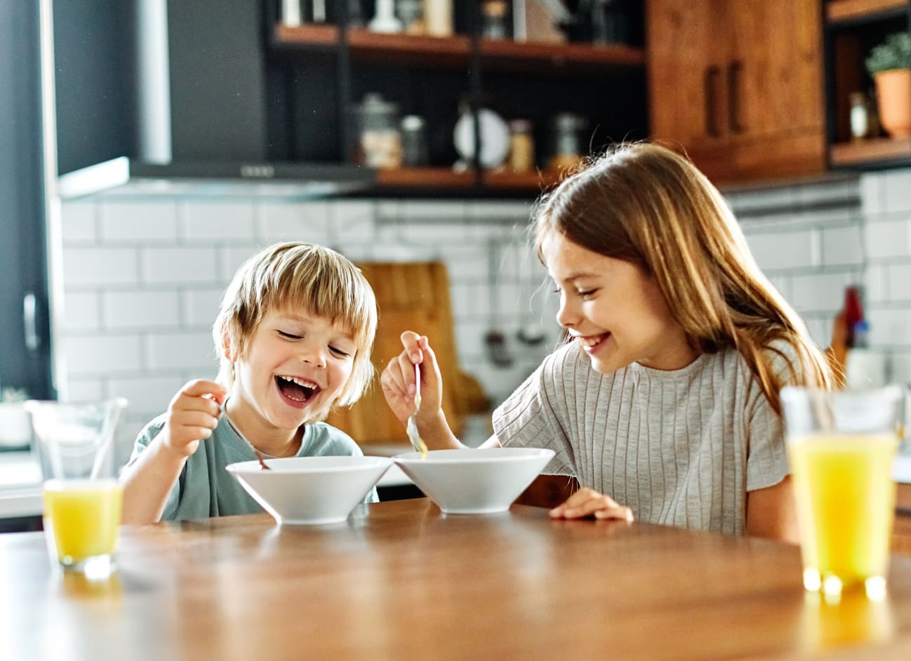 オートミールを食べる親子