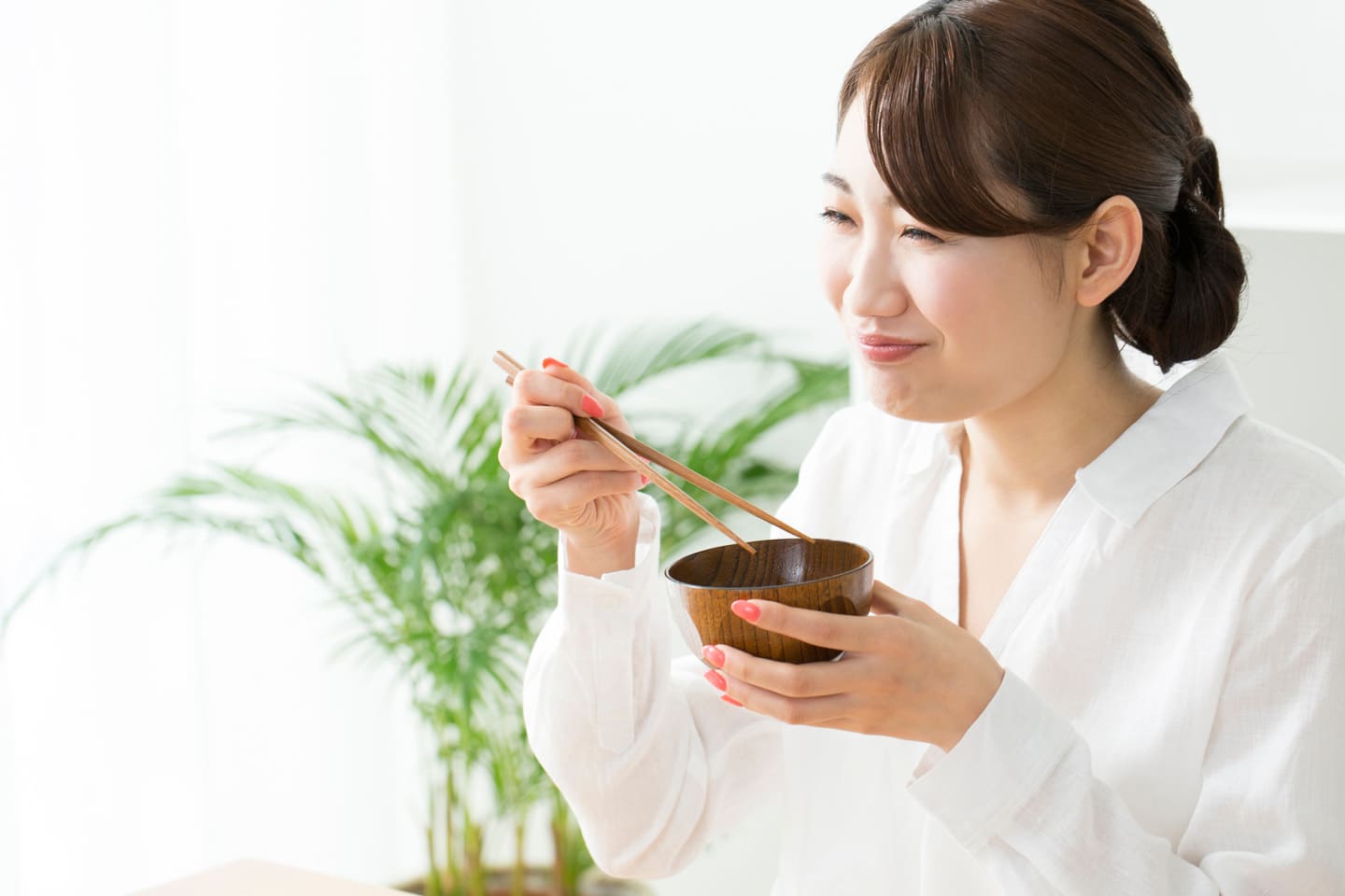 食事をする女性