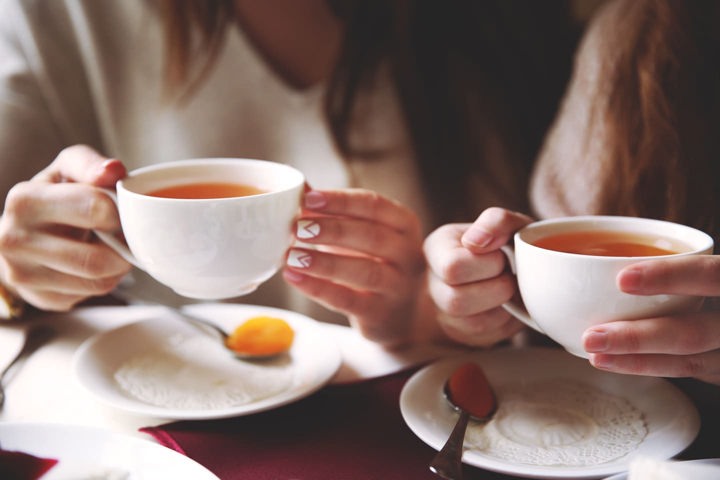 紅茶の飲む女性