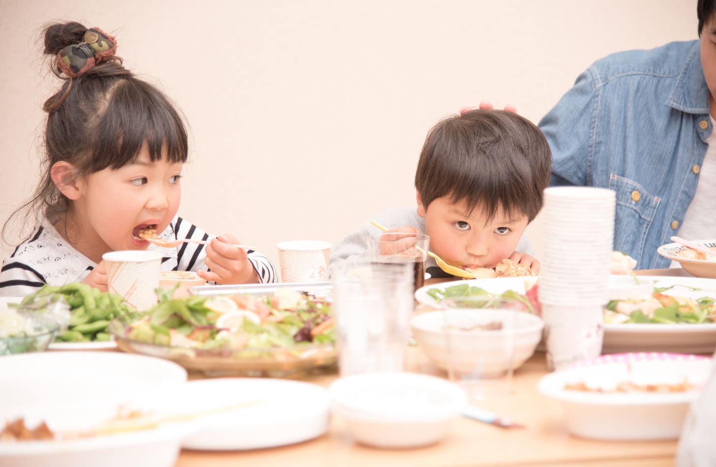 家族で食卓を囲む