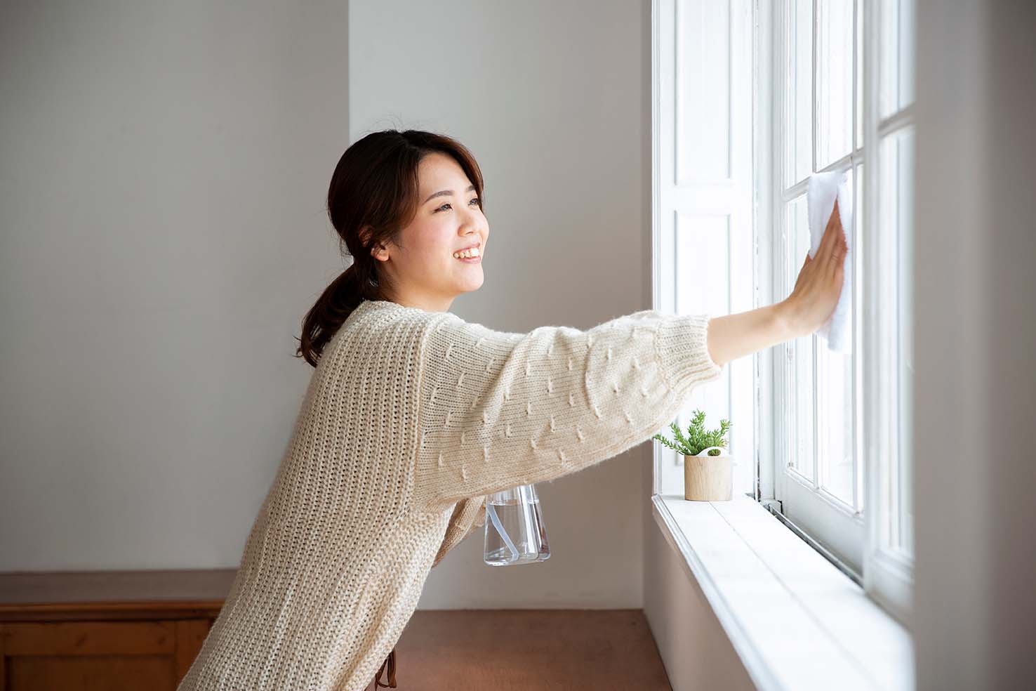 窓ふきをする女性