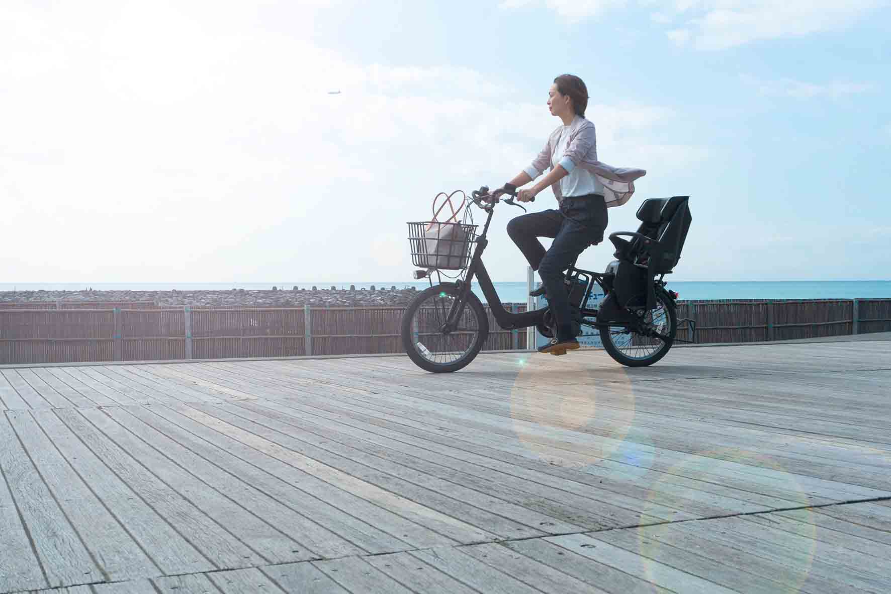 自転車をこぐ女性