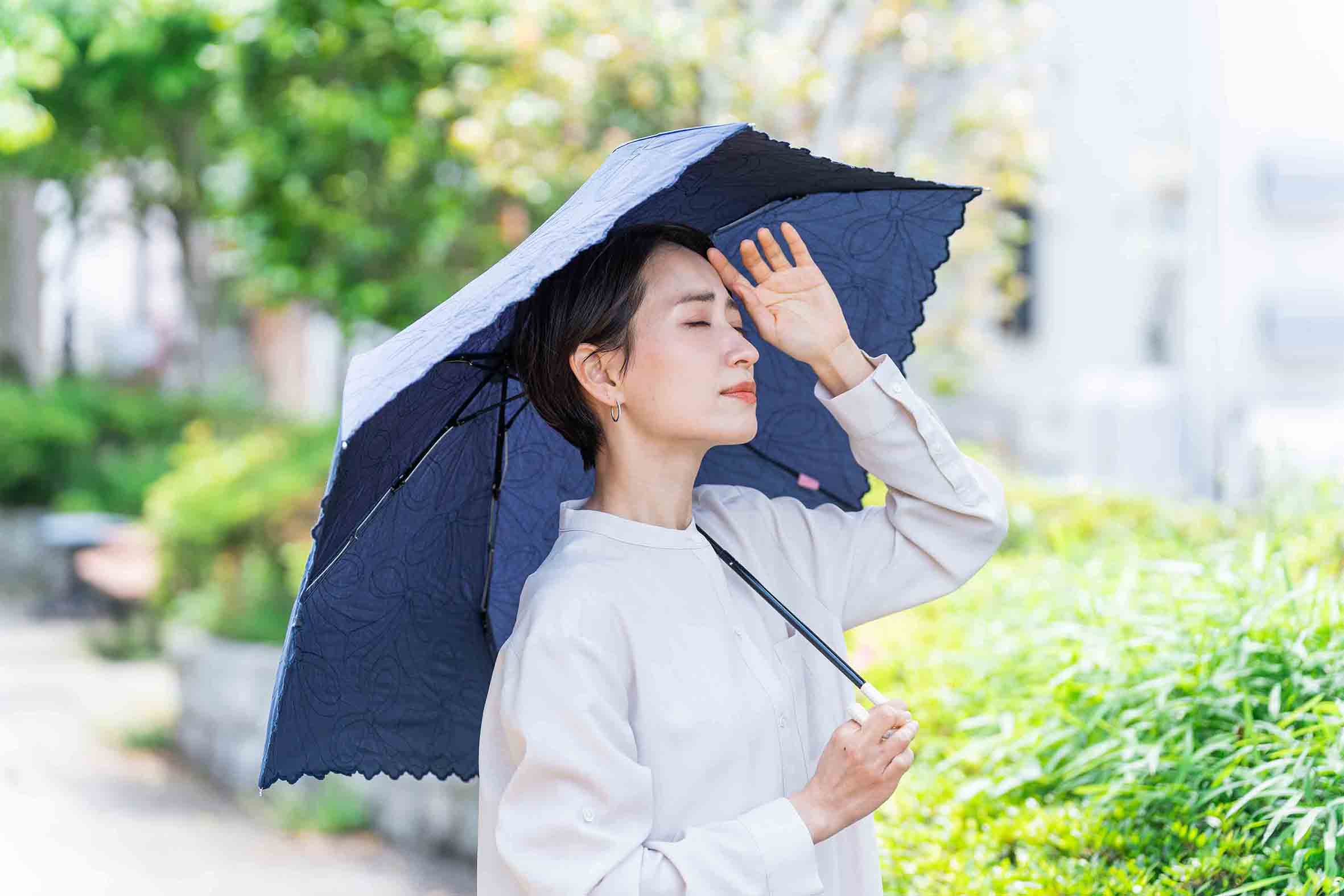 日傘をさす女性