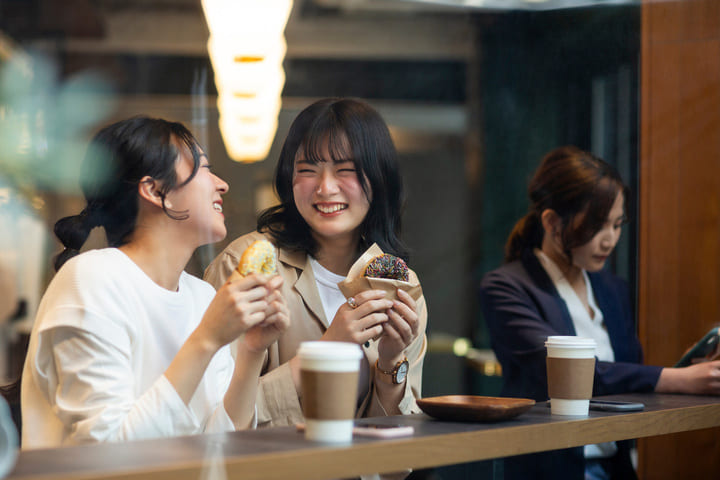 スイーツを食べる女性