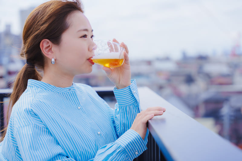 ビールを飲む女性