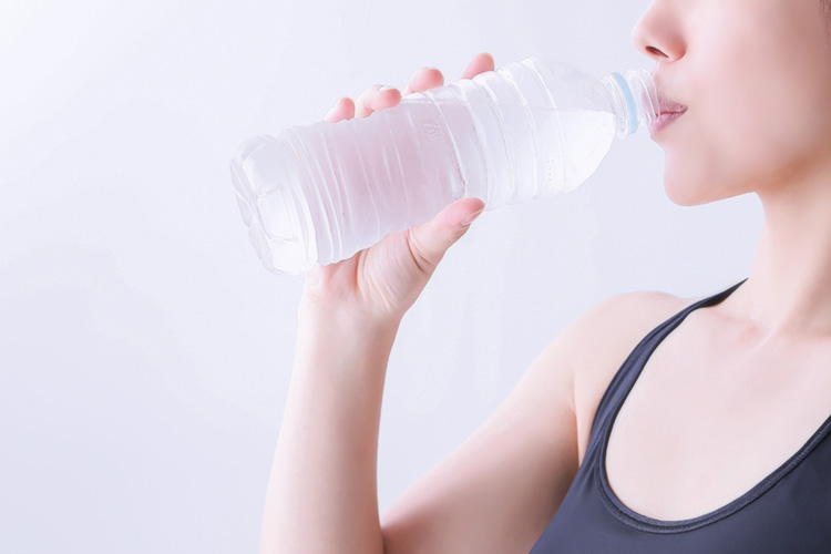 水を飲む女性