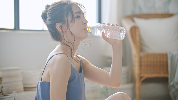 水分補給する女性