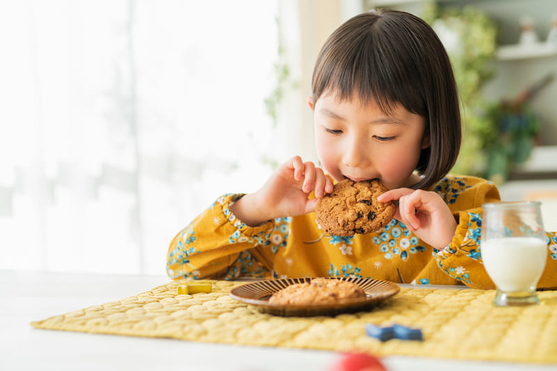 菓子パンを食べる幼女