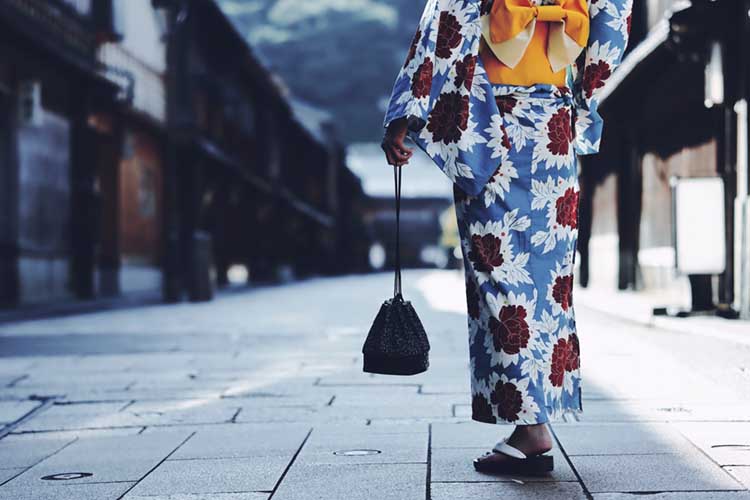 浴衣で歩く女性