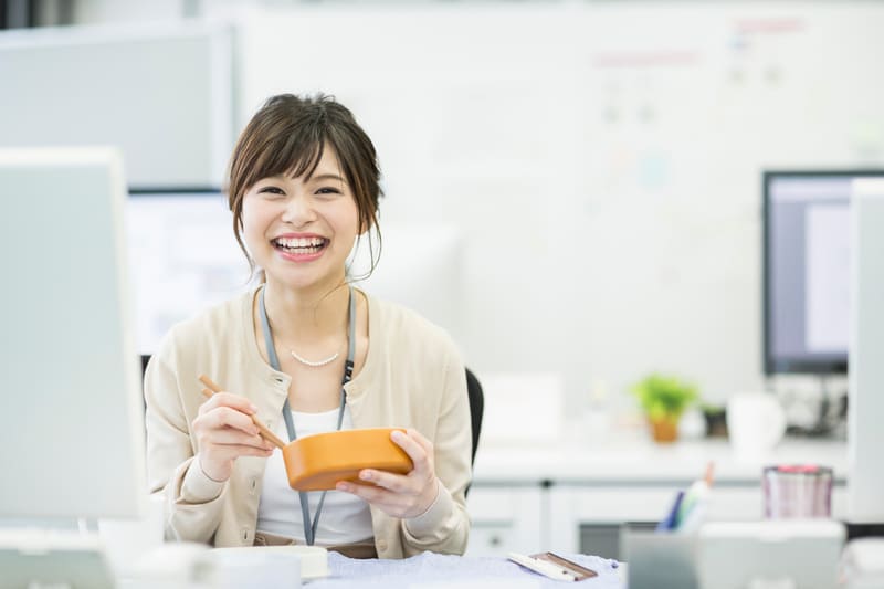 お弁当を食べる女性