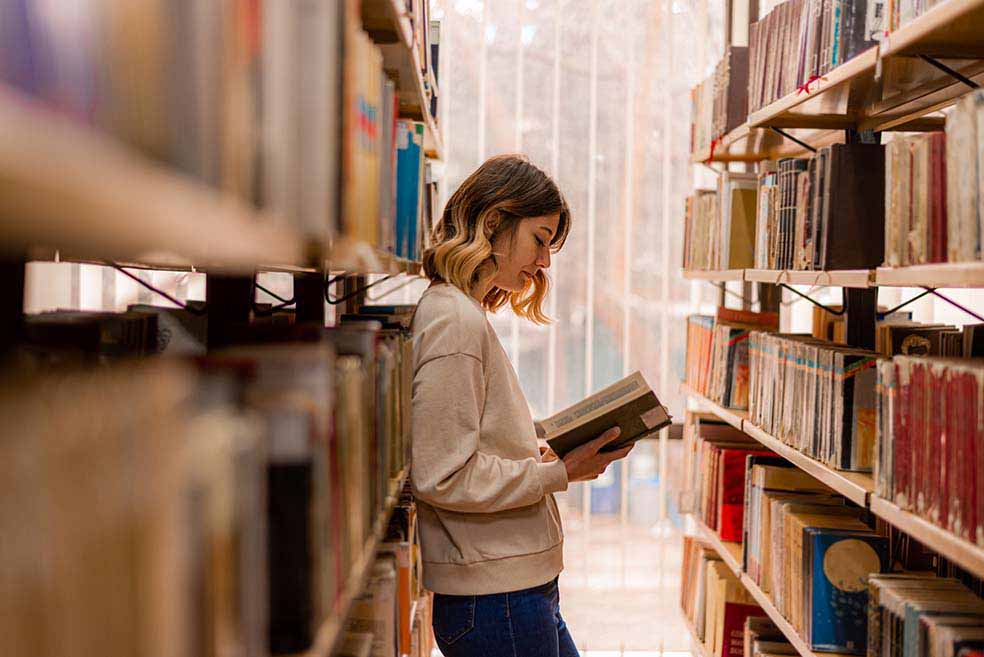 図書館にいる女性