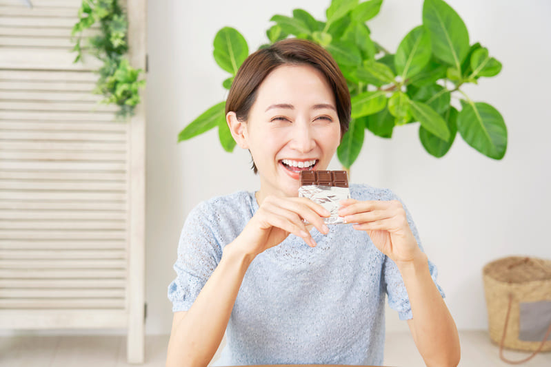 凍らせお菓子を食べる女性