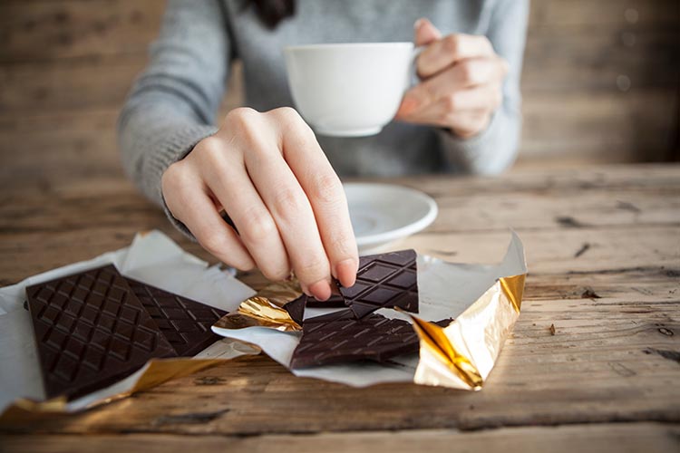 チョコレートを食べる女性