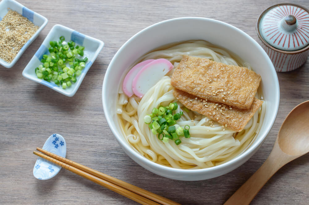 シンプルなトッピングの冷たいきつねうどん