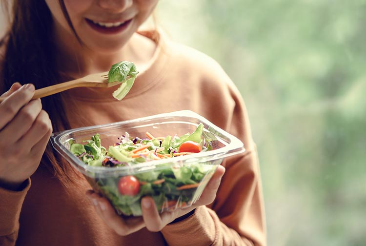 野菜を食べる女性