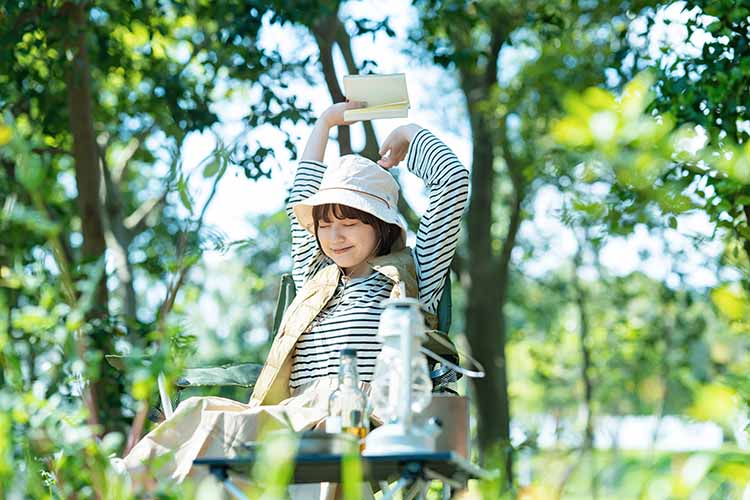 デイキャンプをする女性