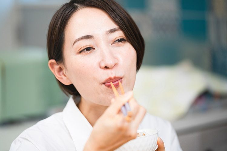 食事をする女性