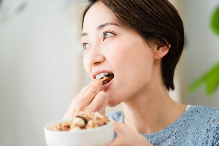 食事をする女性