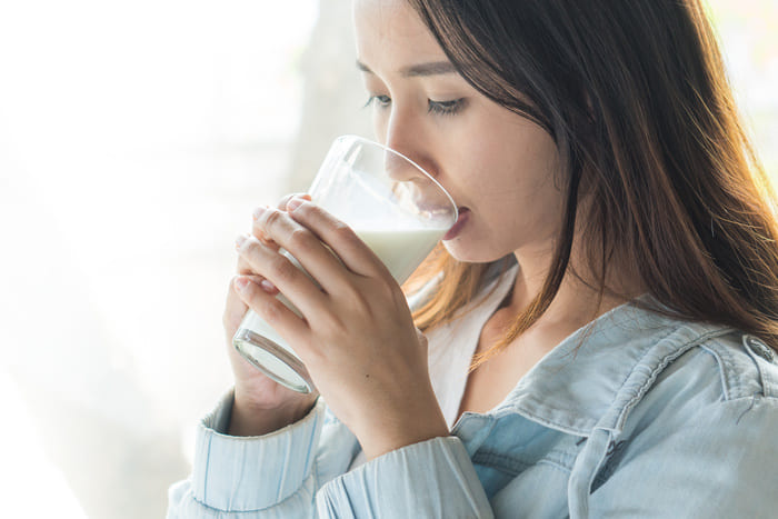 豆乳を飲む女性