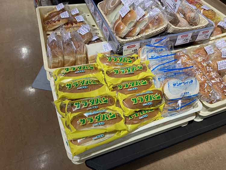 店頭に並んだご当地パン