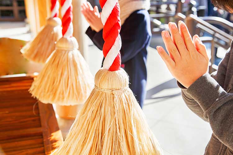 神社で参拝する様子