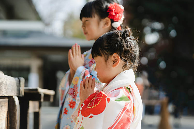 お参りする子供