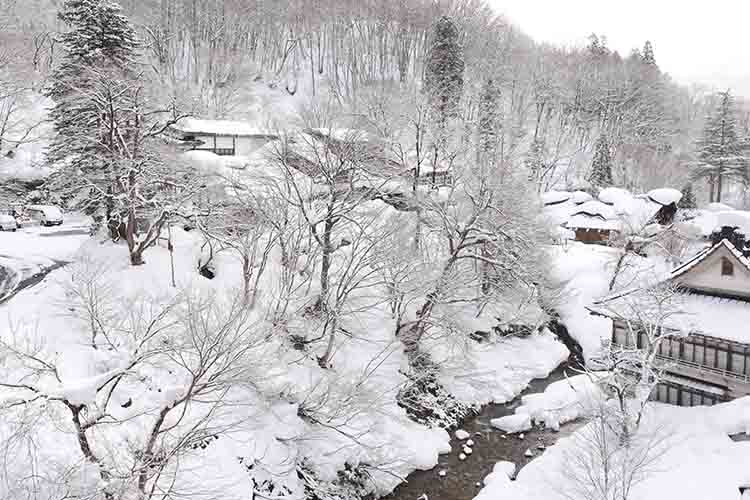 雪深い場所にある温泉